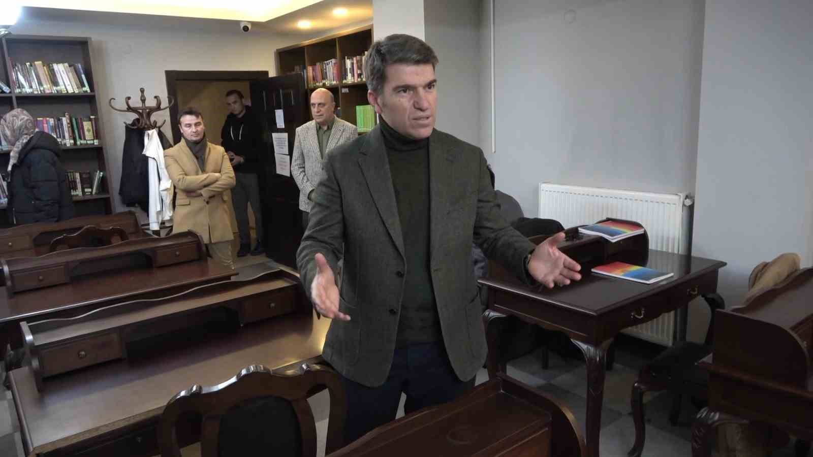 vali onder bakan cami bahcesinde ve kutuphanede vatandaslara simit ile ayran dagitti 6 GXmYYbwH