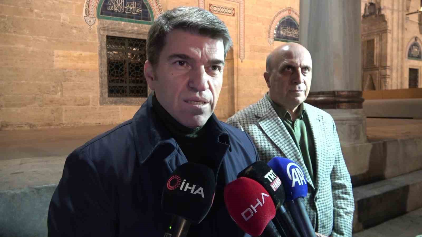 vali onder bakan cami bahcesinde ve kutuphanede vatandaslara simit ile ayran dagitti 7 swKLFGLu