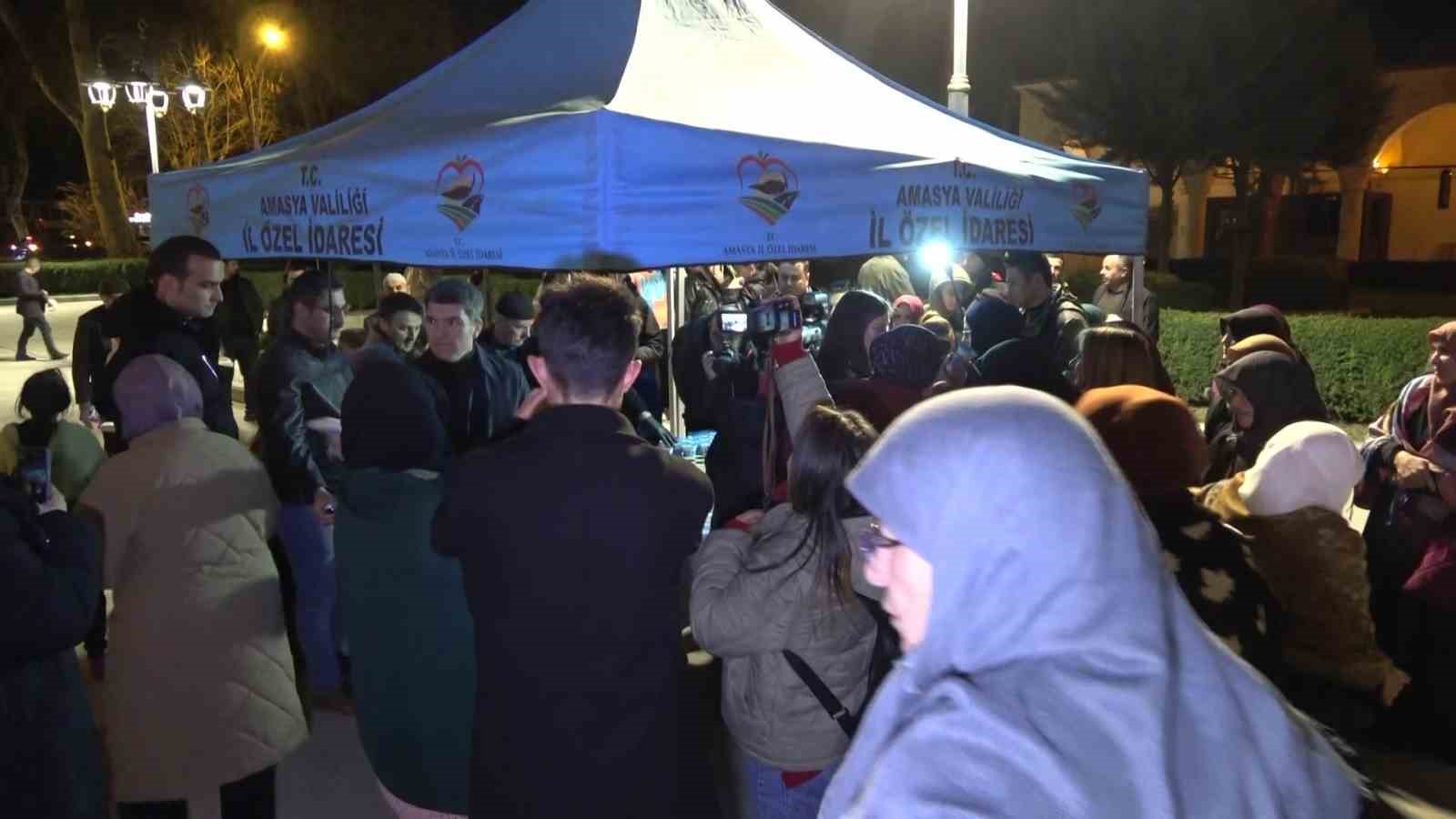 vali onder bakan cami bahcesinde ve kutuphanede vatandaslara simit ile ayran dagitti 8