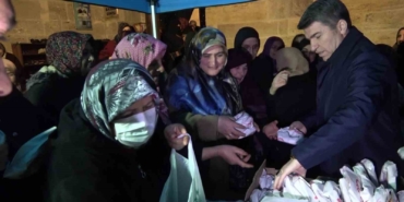 vali-onder-bakan-cami-bahcesinde-ve-kutuphanede-vatandaslara-simit-ile-ayran-dagitti-y6hH8Cvd.jpg