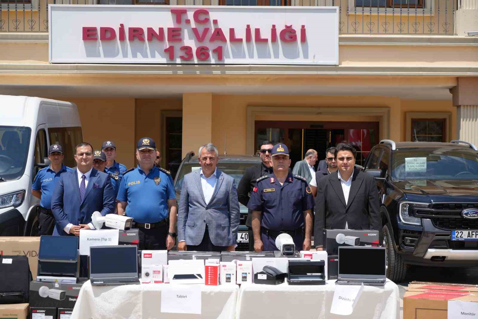 Vali Sezer: "Düzensiz göçte Edirne büyük ölçüde rota olmaktan çıktı" 4 vali sezer duzensiz gocte edirne buyuk olcude rota olmaktan cikti 0 jFMs7K2A
