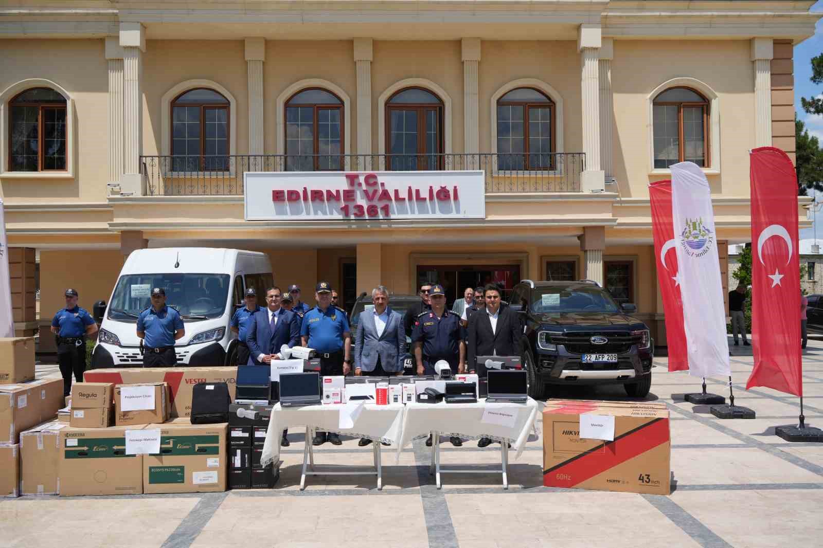 Vali Sezer: "Düzensiz göçte Edirne büyük ölçüde rota olmaktan çıktı" 5 vali sezer duzensiz gocte edirne buyuk olcude rota olmaktan cikti 1 gkUtbm5n