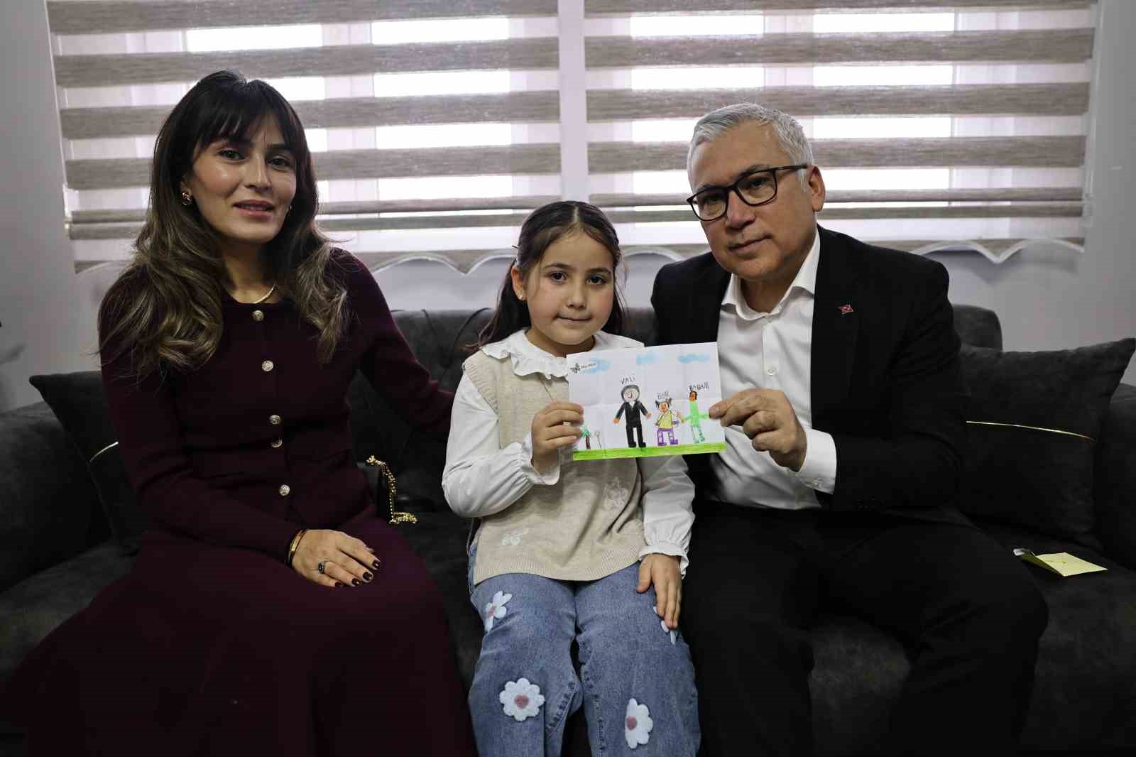 vali simsek babasi asker olan minik gokceyi daveti uzerine evinde ziyaret etti 1 8tBLDkXD