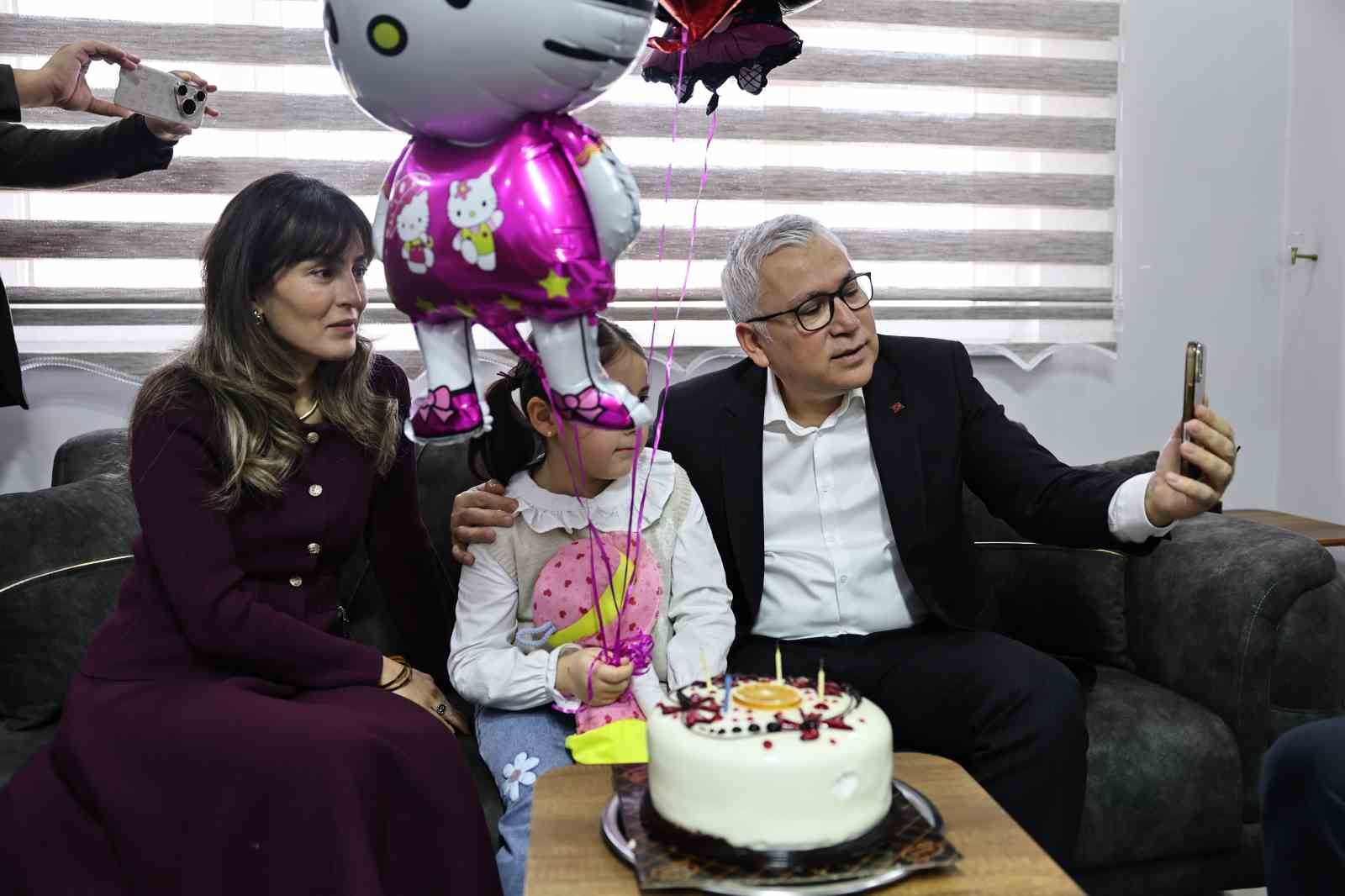 vali simsek babasi asker olan minik gokceyi daveti uzerine evinde ziyaret etti 2