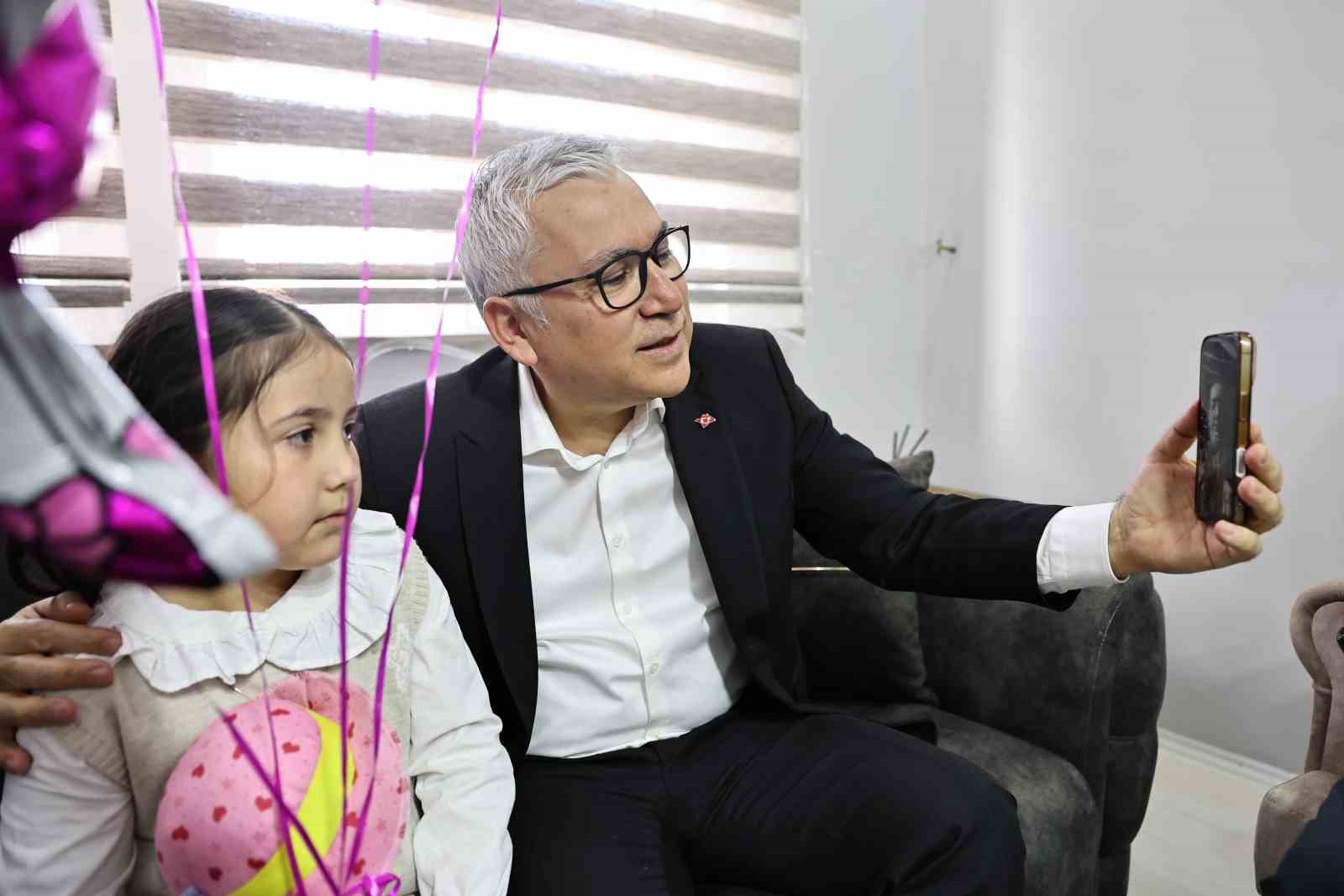 vali simsek babasi asker olan minik gokceyi daveti uzerine evinde ziyaret etti 3 RODNQrlC