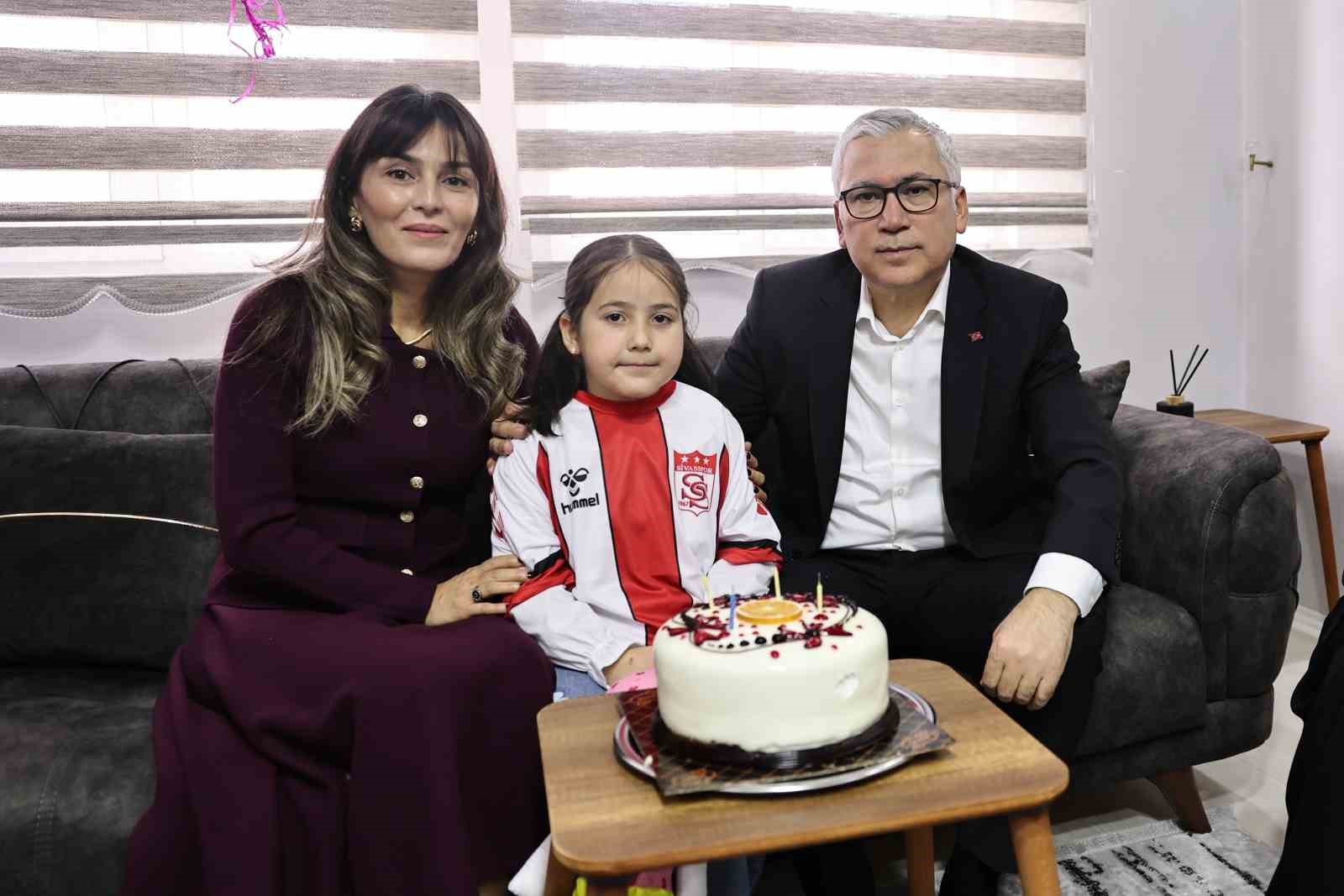 vali simsek babasi asker olan minik gokceyi daveti uzerine evinde ziyaret etti 4 Ni9HOWA8