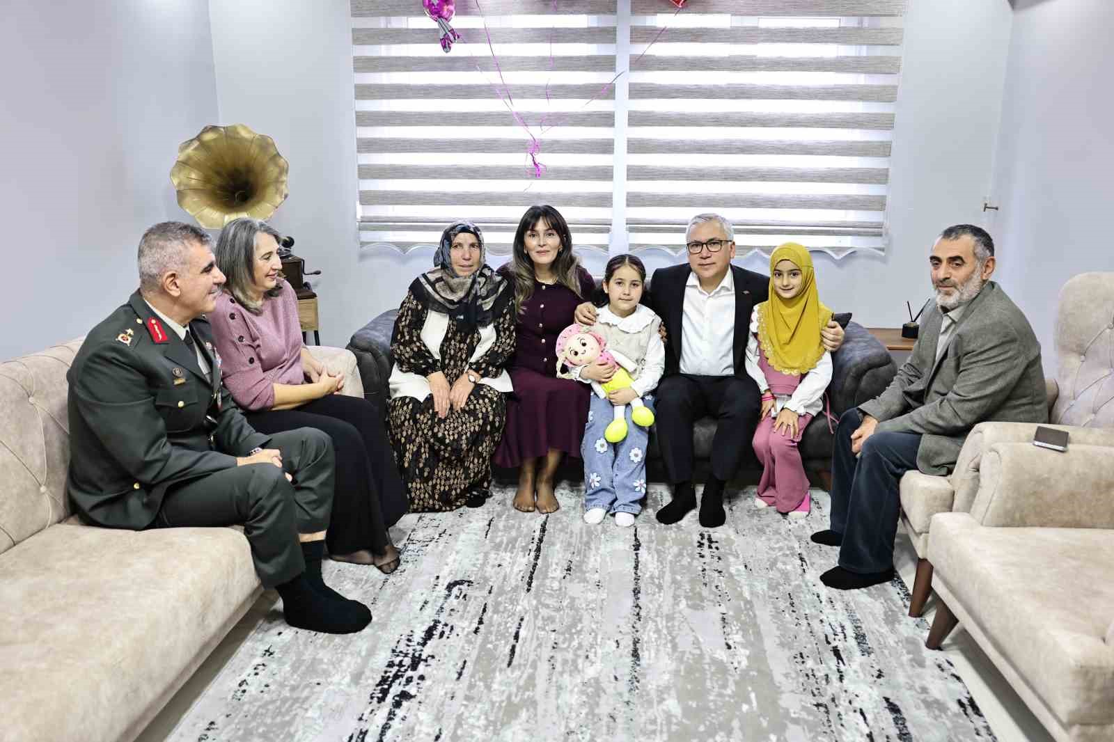 vali simsek babasi asker olan minik gokceyi daveti uzerine evinde ziyaret etti 5