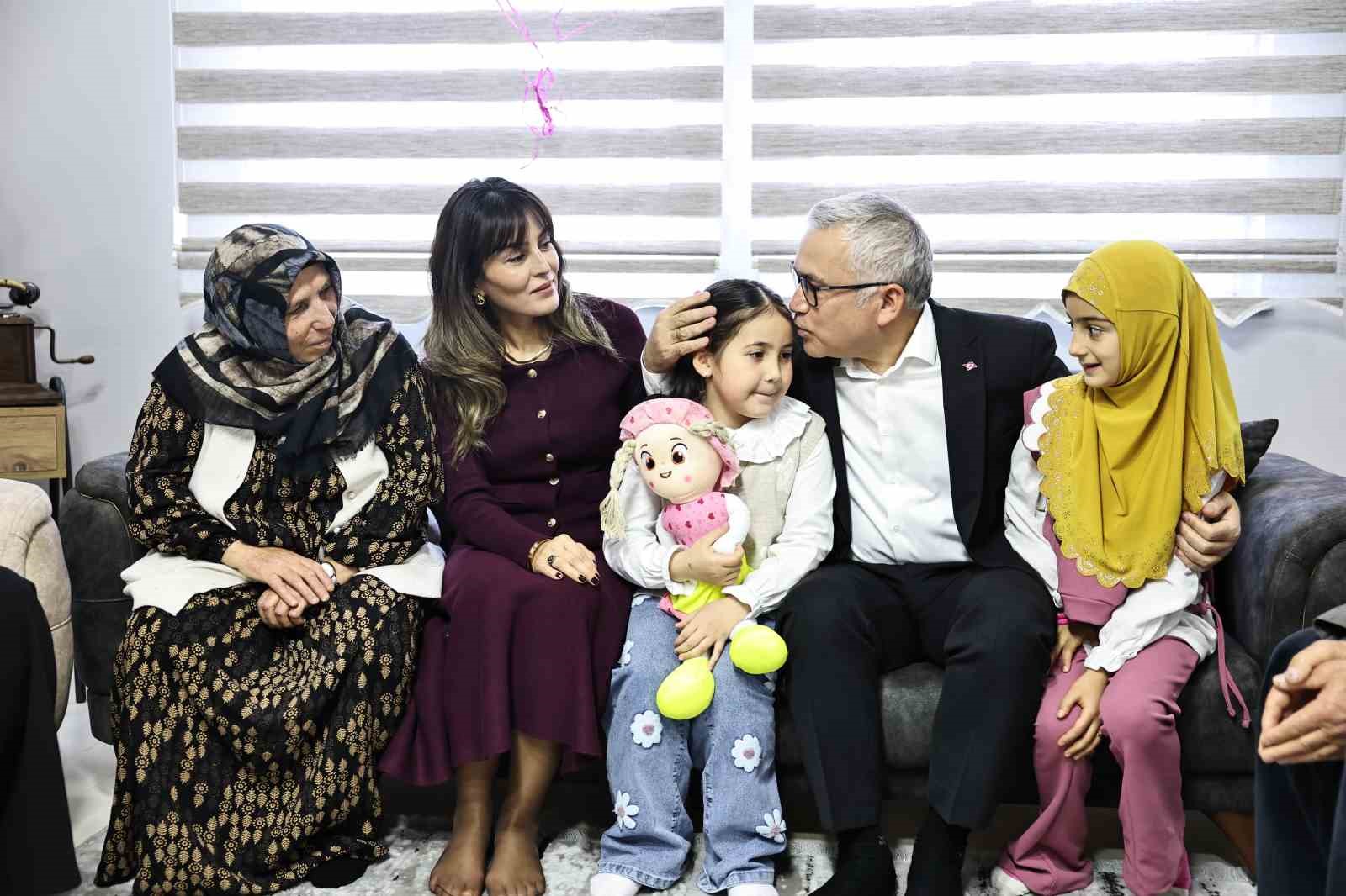 vali simsek babasi asker olan minik gokceyi daveti uzerine evinde ziyaret etti 6 v9T6sZda
