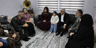 vali-simsek-babasi-asker-olan-minik-gokceyi-daveti-uzerine-evinde-ziyaret-etti-KTxRqYsG.jpg