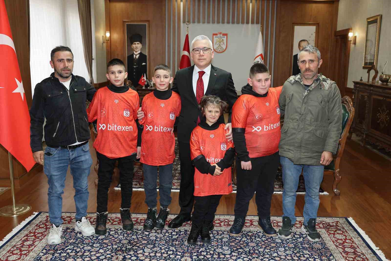 Vali Şimşek, kardan ‘Kız Kulesi’ yapan amca ve yeğenleri makamında ağırladı 4 vali simsek kardan kiz kulesi yapan amca ve yegenleri makaminda agirladi 0 LgPTwsil