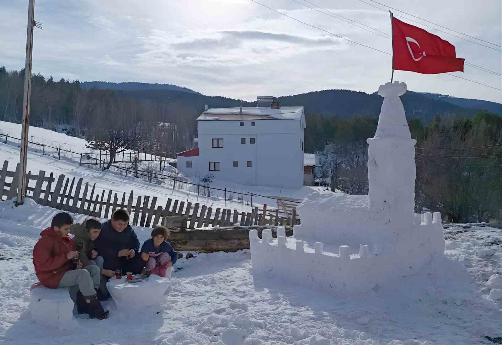 Vali Şimşek, kardan ‘Kız Kulesi’ yapan amca ve yeğenleri makamında ağırladı 6 vali simsek kardan kiz kulesi yapan amca ve yegenleri makaminda agirladi 2 t7UPO79R