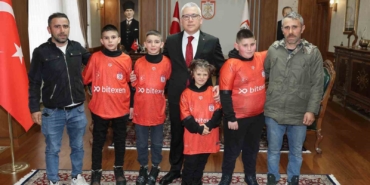 vali-simsek-kardan-kiz-kulesi-yapan-amca-ve-yegenleri-makaminda-agirladi-va1WixCO.jpg