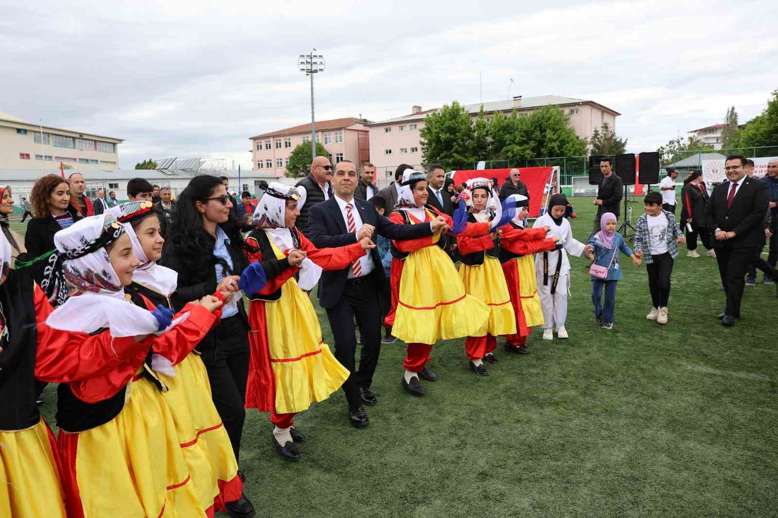 vali tasolar kafkas oynadi halay cekti 0