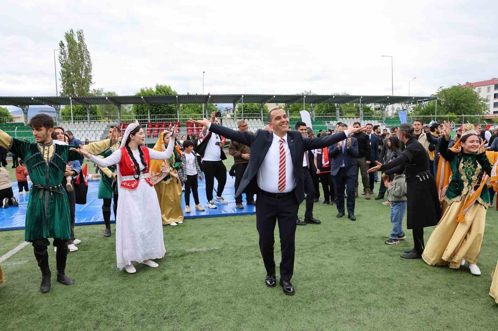 vali tasolar kafkas oynadi halay cekti 1 6shXzdPn