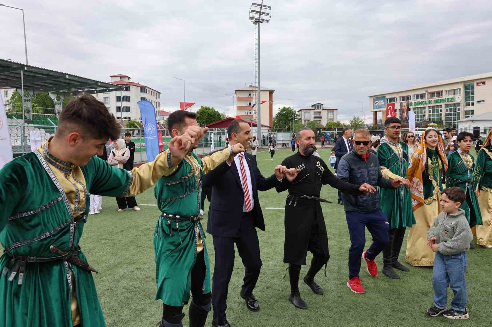 vali tasolar kafkas oynadi halay cekti 2 e3CETlWW