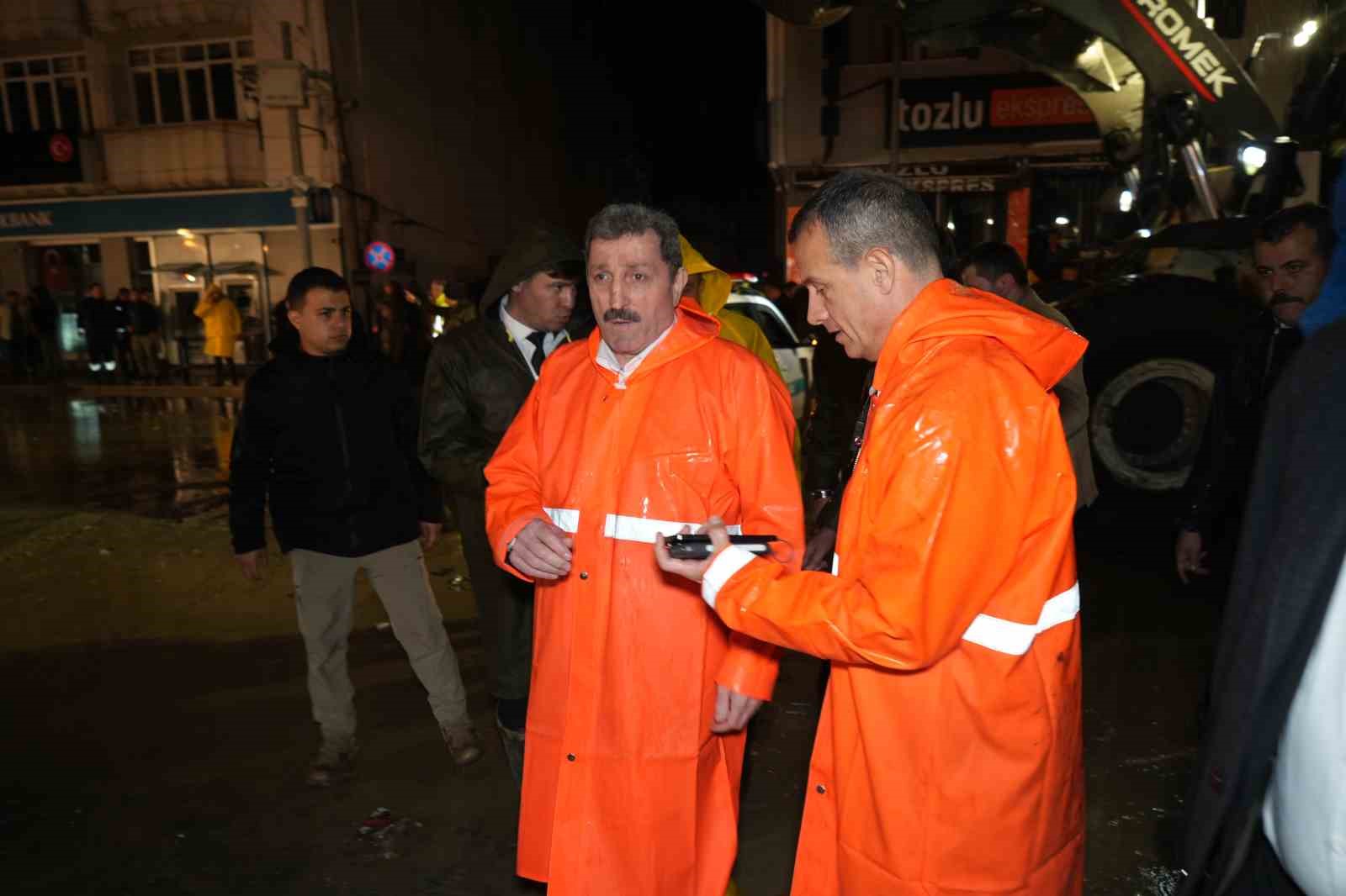 vali tavlidan sel aciklamasi can kaybi ve yaralanma yok is yerlerinde zararlar mevcut 4 9Z5mSB3s
