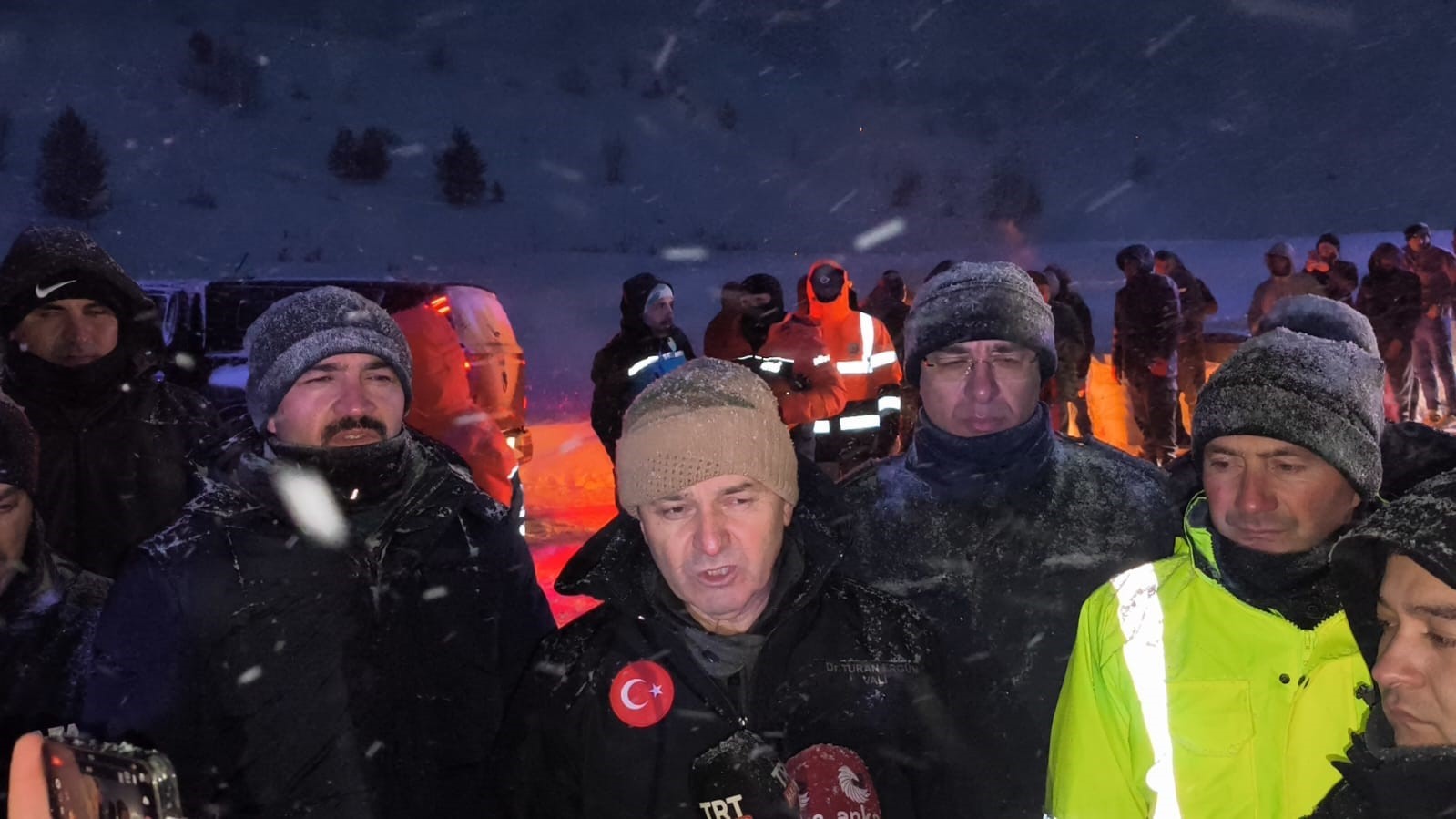 Vali Turan Ergün: "Çığ altındakileri bulmak için çalışmalar yarın sabah yeniden başlayacak" 4 vali turan ergun cig altindakileri bulmak icin calismalar yarin sabah yeniden baslayacak 0 Uef5EL7L