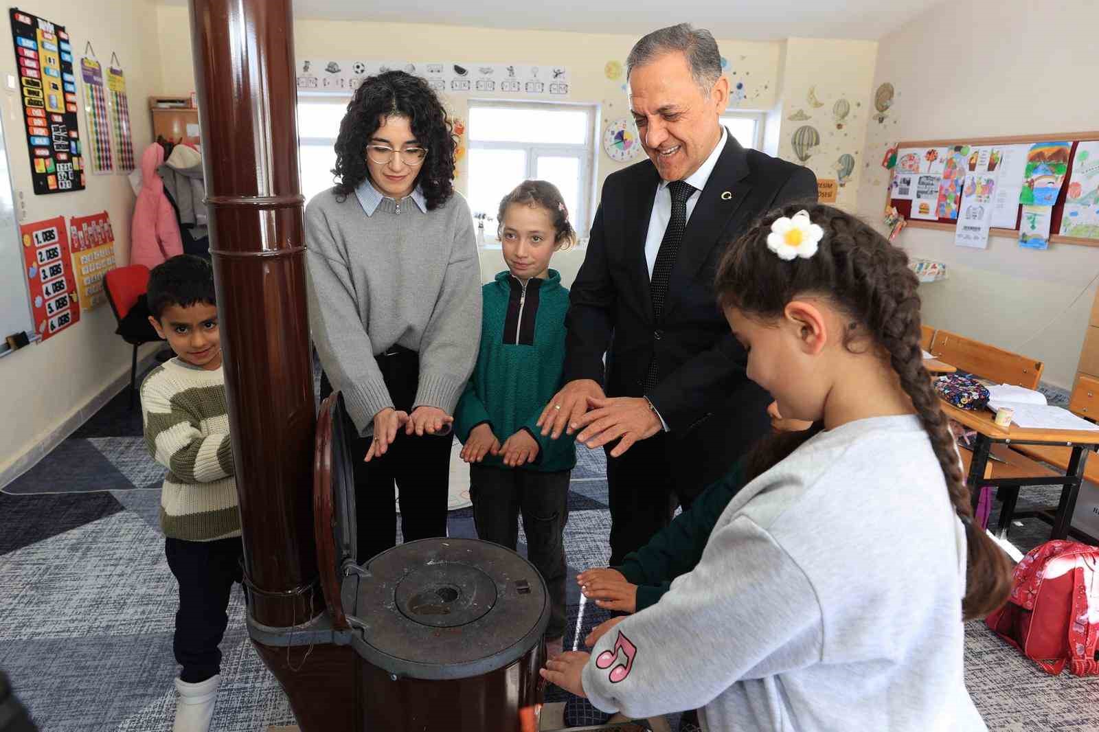 vali ustadan fedakar ogretmene ve 4 ogrencisine ziyaret 0 c3lzOUp3