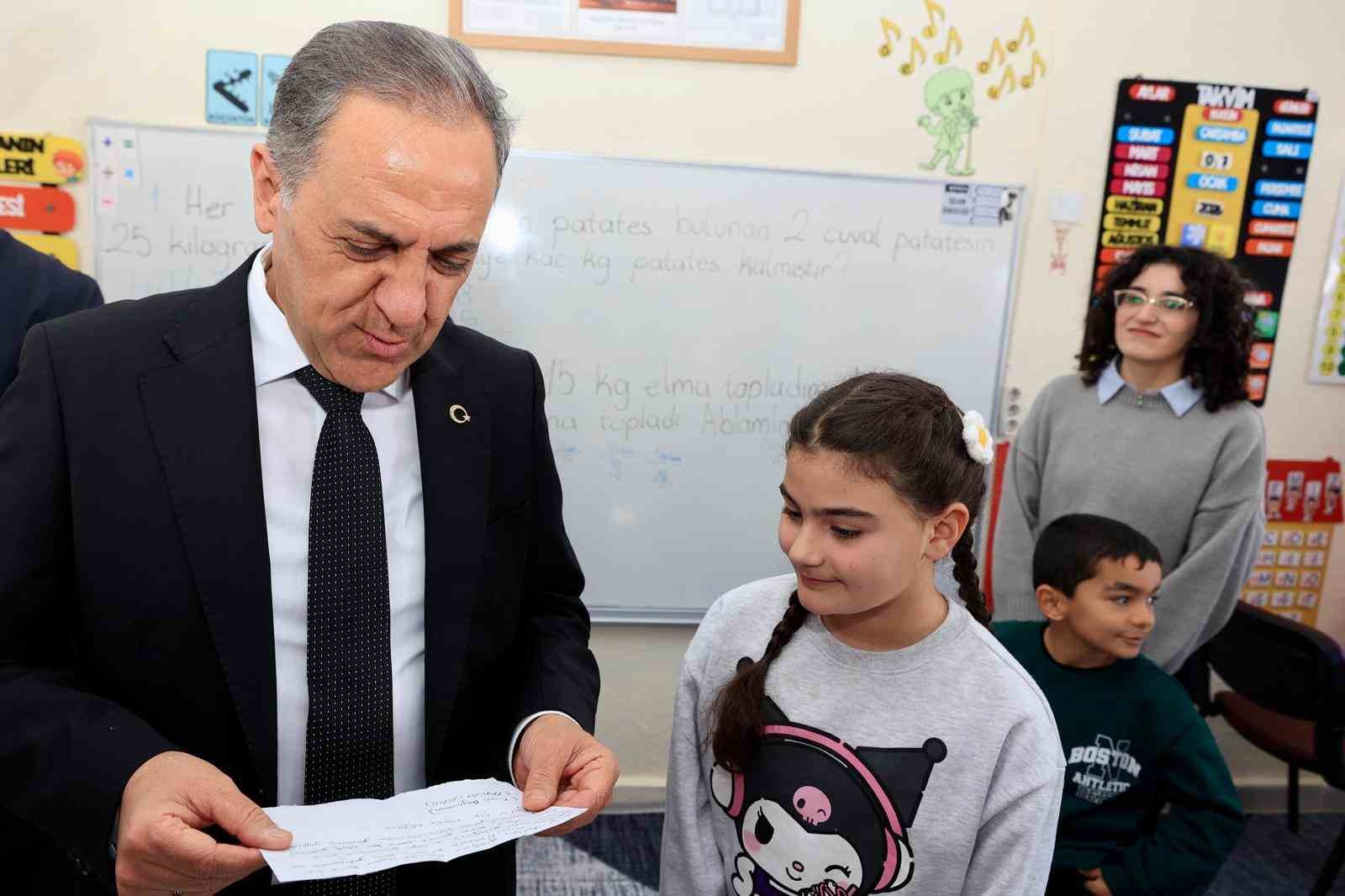 vali ustadan fedakar ogretmene ve 4 ogrencisine ziyaret 10 UU55p6dr