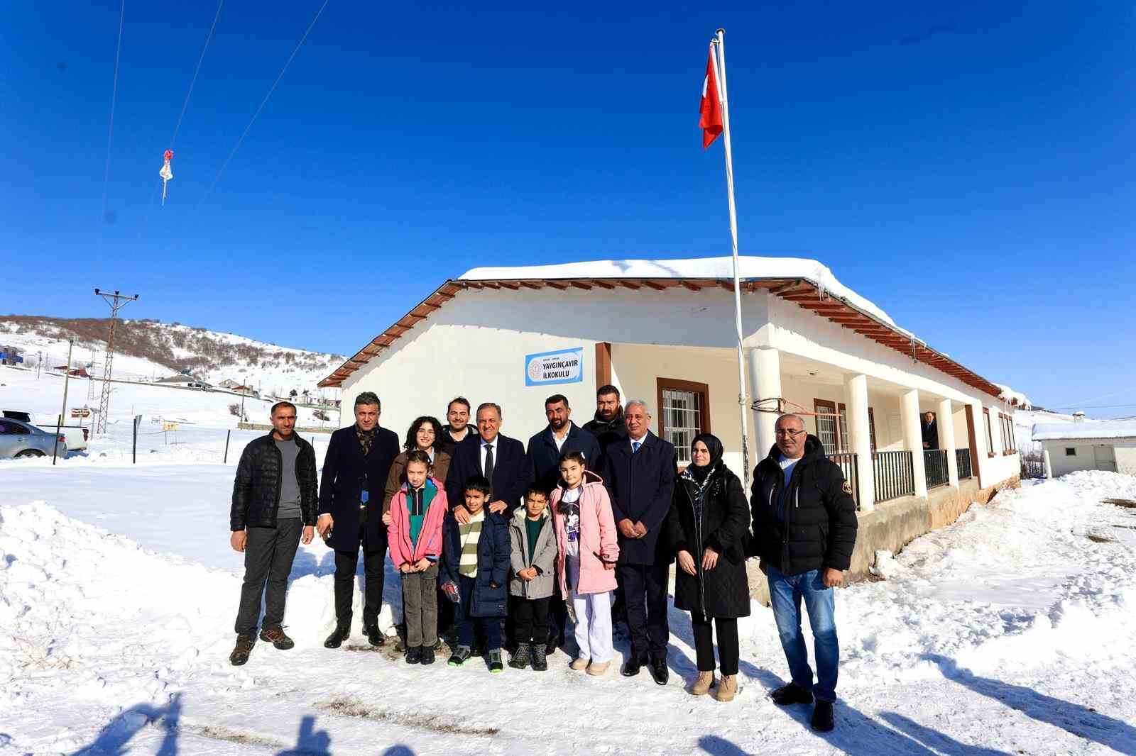 vali ustadan fedakar ogretmene ve 4 ogrencisine ziyaret 3 Y7w352LA