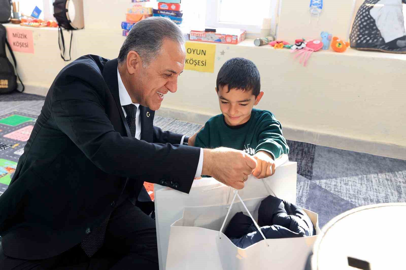 vali ustadan fedakar ogretmene ve 4 ogrencisine ziyaret 8 hs2Tg1kK