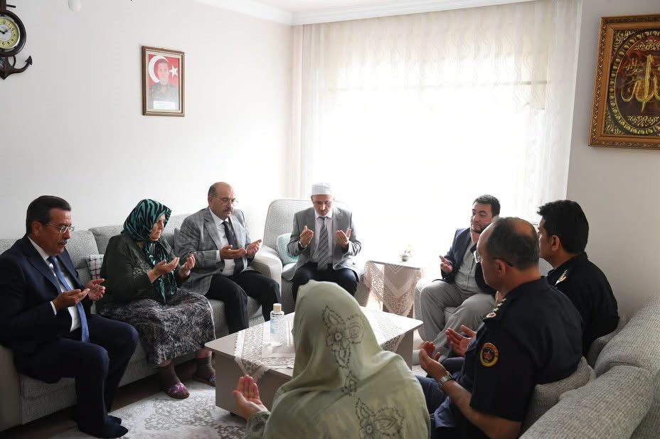 Vali Ustaoğlu 15 Temmuz şehitlerinin ailelerini ziyaret etti 5 vali ustaoglu 15 temmuz sehitlerinin ailelerini ziyaret etti 1 7gZFQW9g
