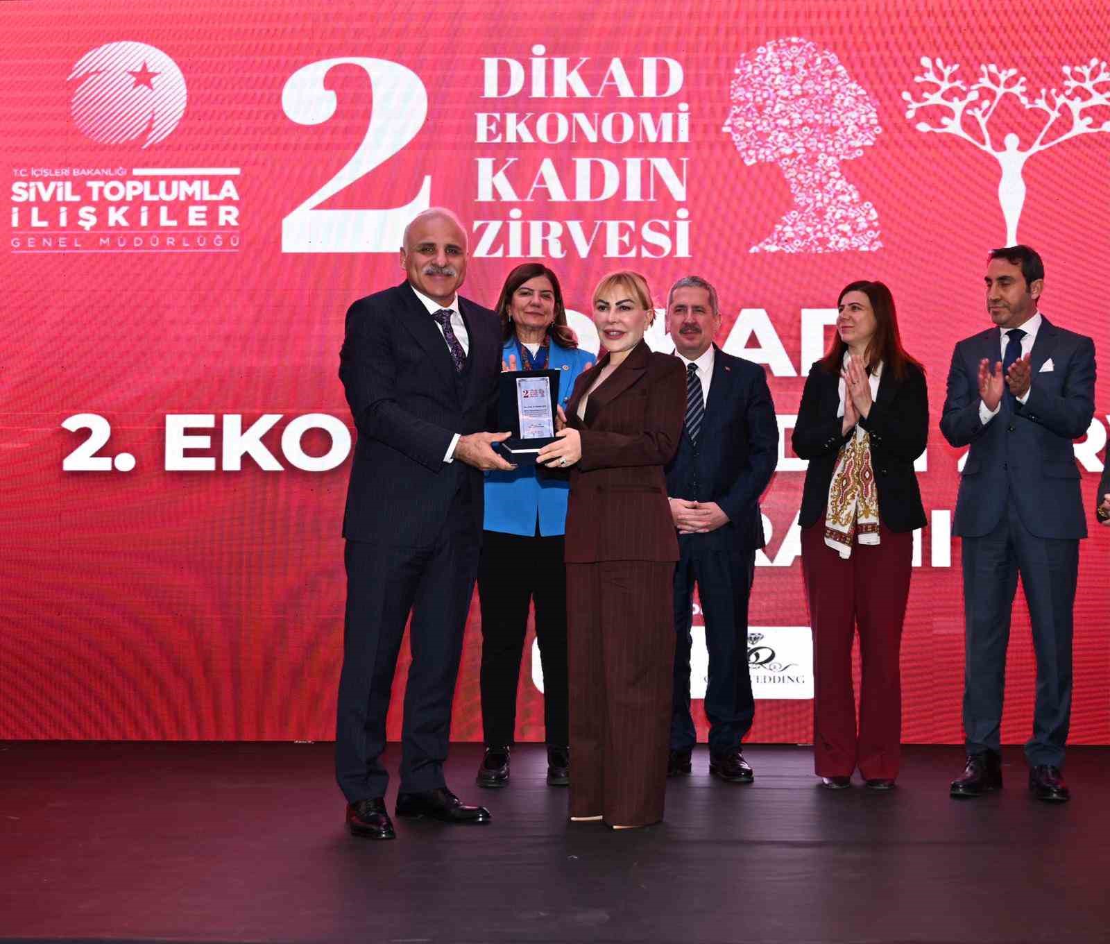 Vali Zorluoğlu ekonomi zirvesinde konuştu: "Kadınları yok sayan kalkınma başarılı olamaz" 5 vali zorluoglu ekonomi zirvesinde konustu kadinlari yok sayan kalkinma basarili olamaz 1 rtzGQbAS