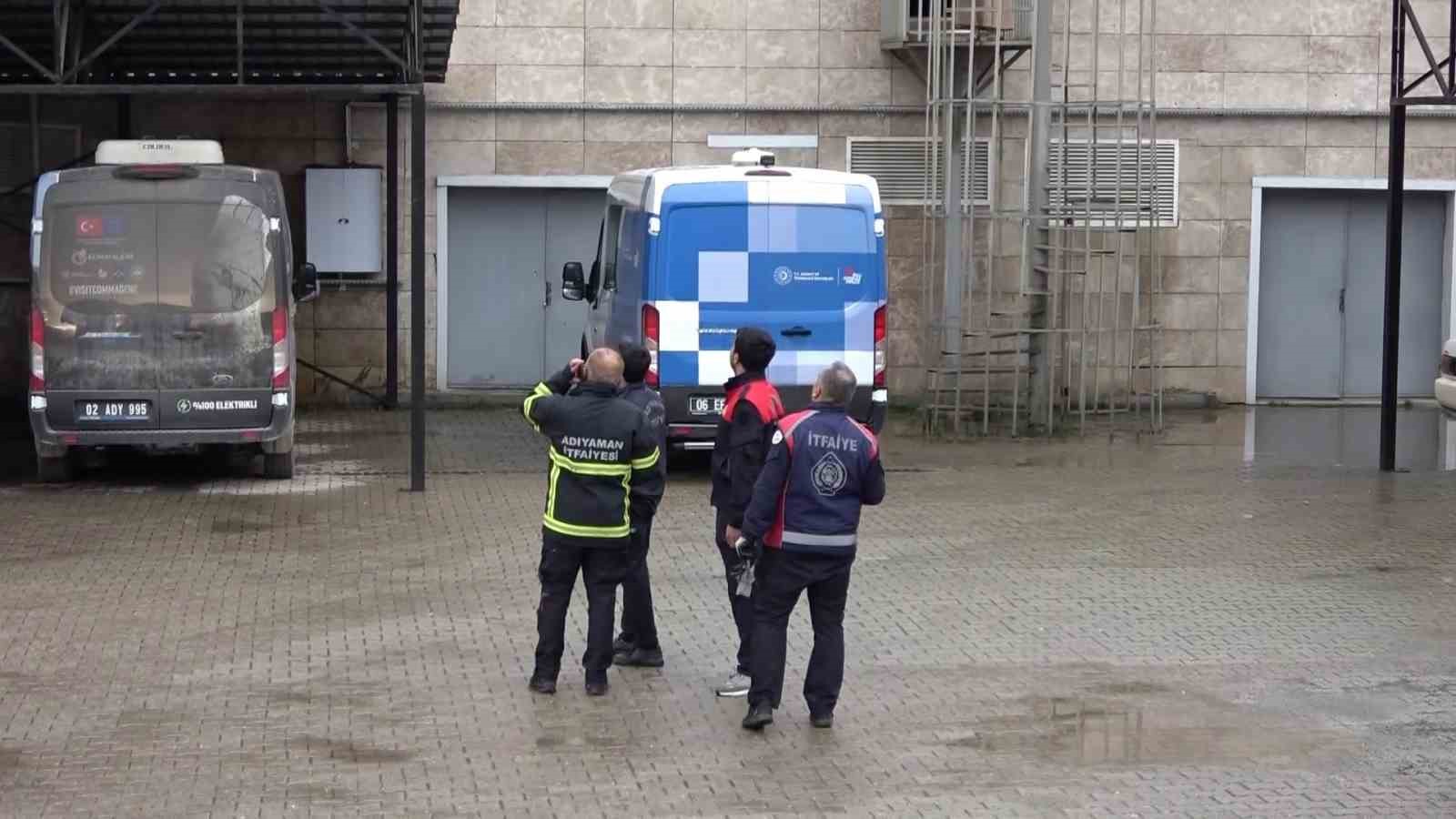 valilik binasina cikarak intihar tesebbusunde bulunan sahis ikna edildi 1 F6X67nSO