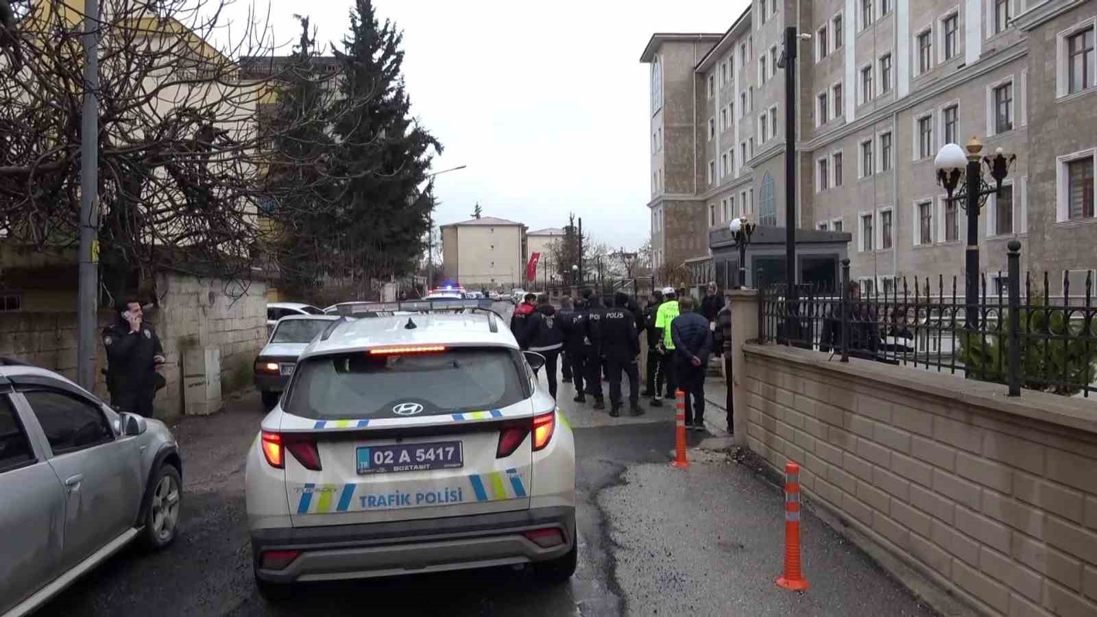 valilik binasina cikarak intihar tesebbusunde bulunan sahis ikna edildi 2 BZty376s