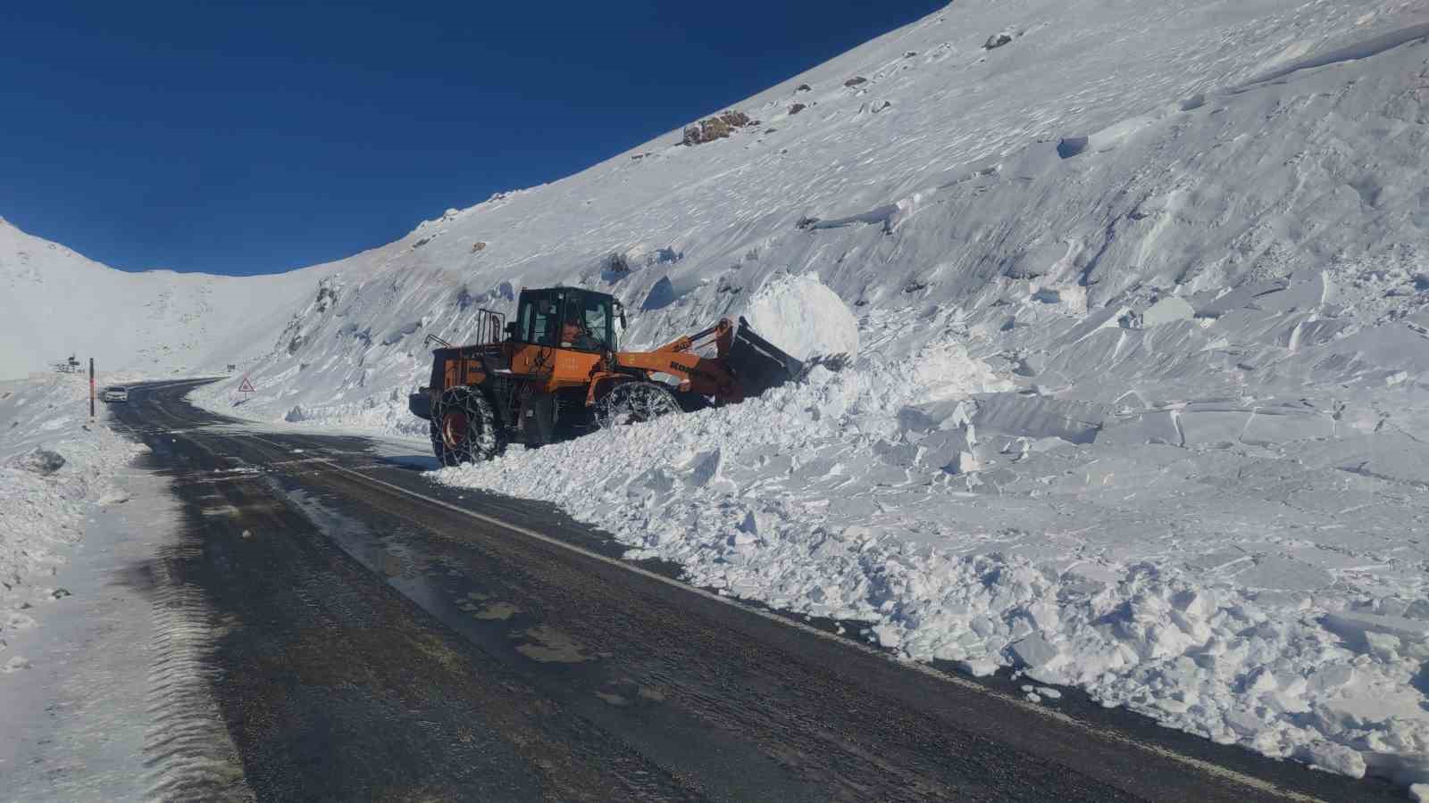 van bahcesaray yolu ulasima acildi 1