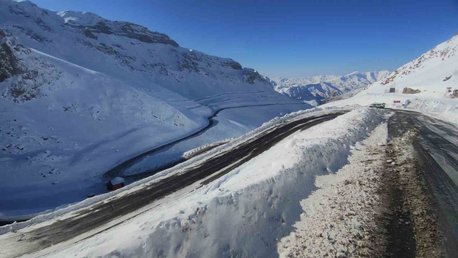 van bahcesaray yolu ulasima acildi 7 82i54Zaz