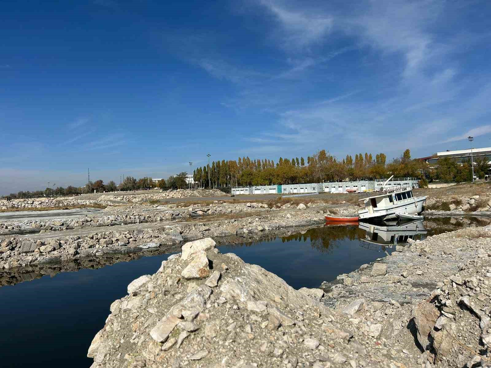 van golu cekilince balikci limanlari karaya dondu 3 O751g49y