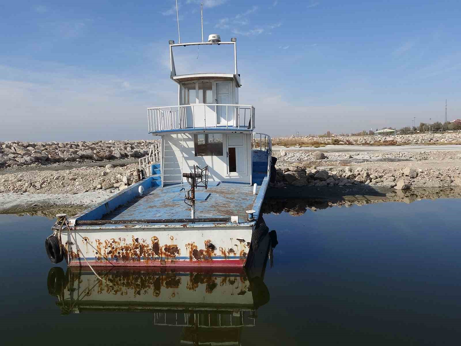 van golu cekilince balikci limanlari karaya dondu 8 K2V8IbIw