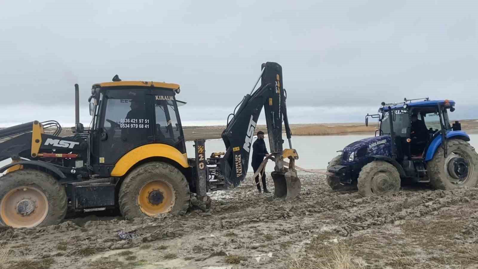 van golu sahilinde camura saplanan traktor kepce ile kurtarildi 0 ZH16LLlY
