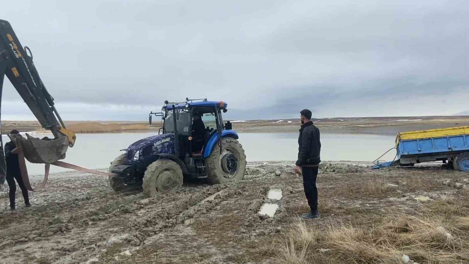 van golu sahilinde camura saplanan traktor kepce ile kurtarildi 1 VJl8Cmcm