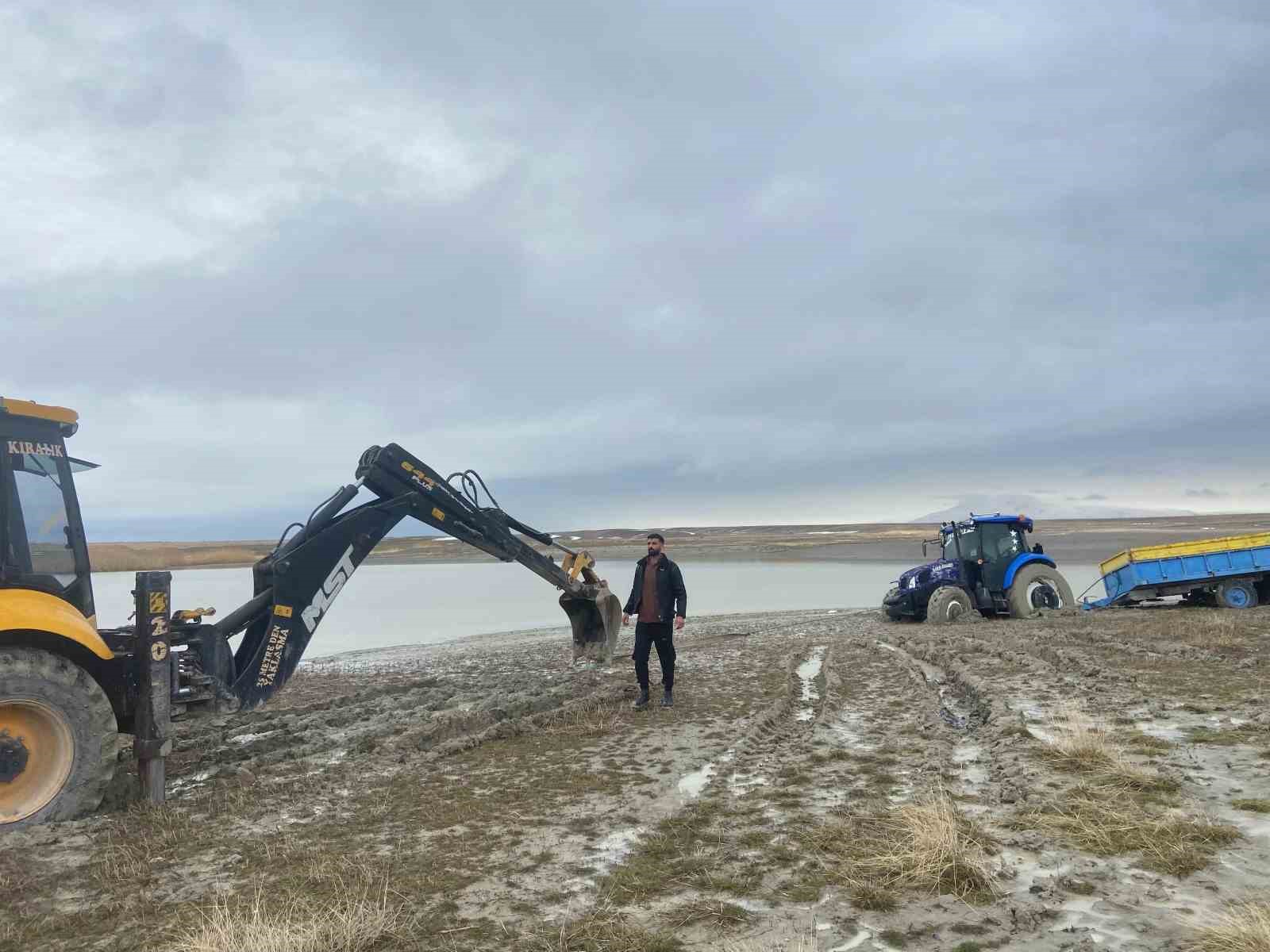 van golu sahilinde camura saplanan traktor kepce ile kurtarildi 2 URy31HzY