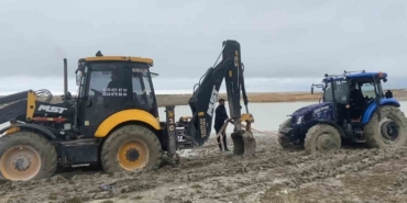 van-golu-sahilinde-camura-saplanan-traktor-kepce-ile-kurtarildi-HB1S4M6E.jpg