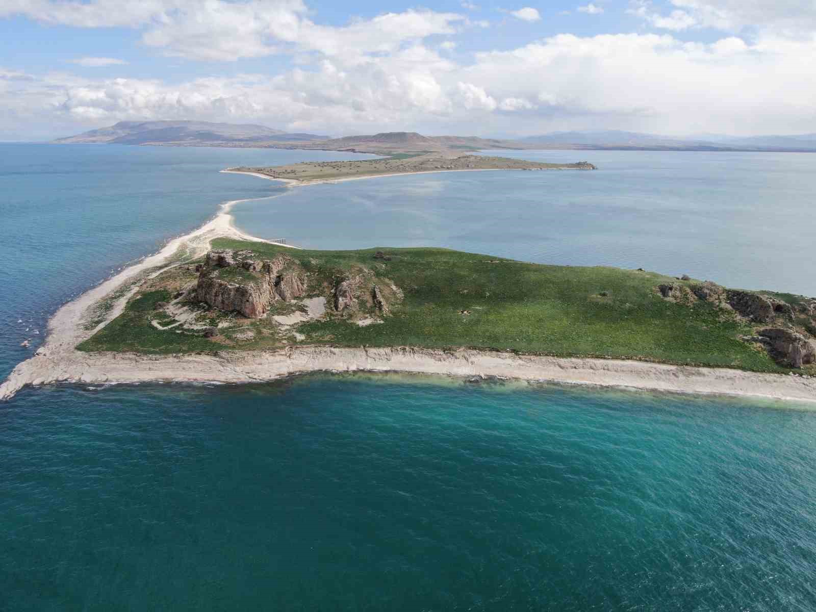 van golunde su seviyesi dustu carpanak adasina giden antik yol ortaya cikti 1