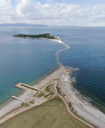 van-golunde-su-seviyesi-dustu-carpanak-adasina-giden-antik-yol-ortaya-cikti-32Hud6ZA.jpg