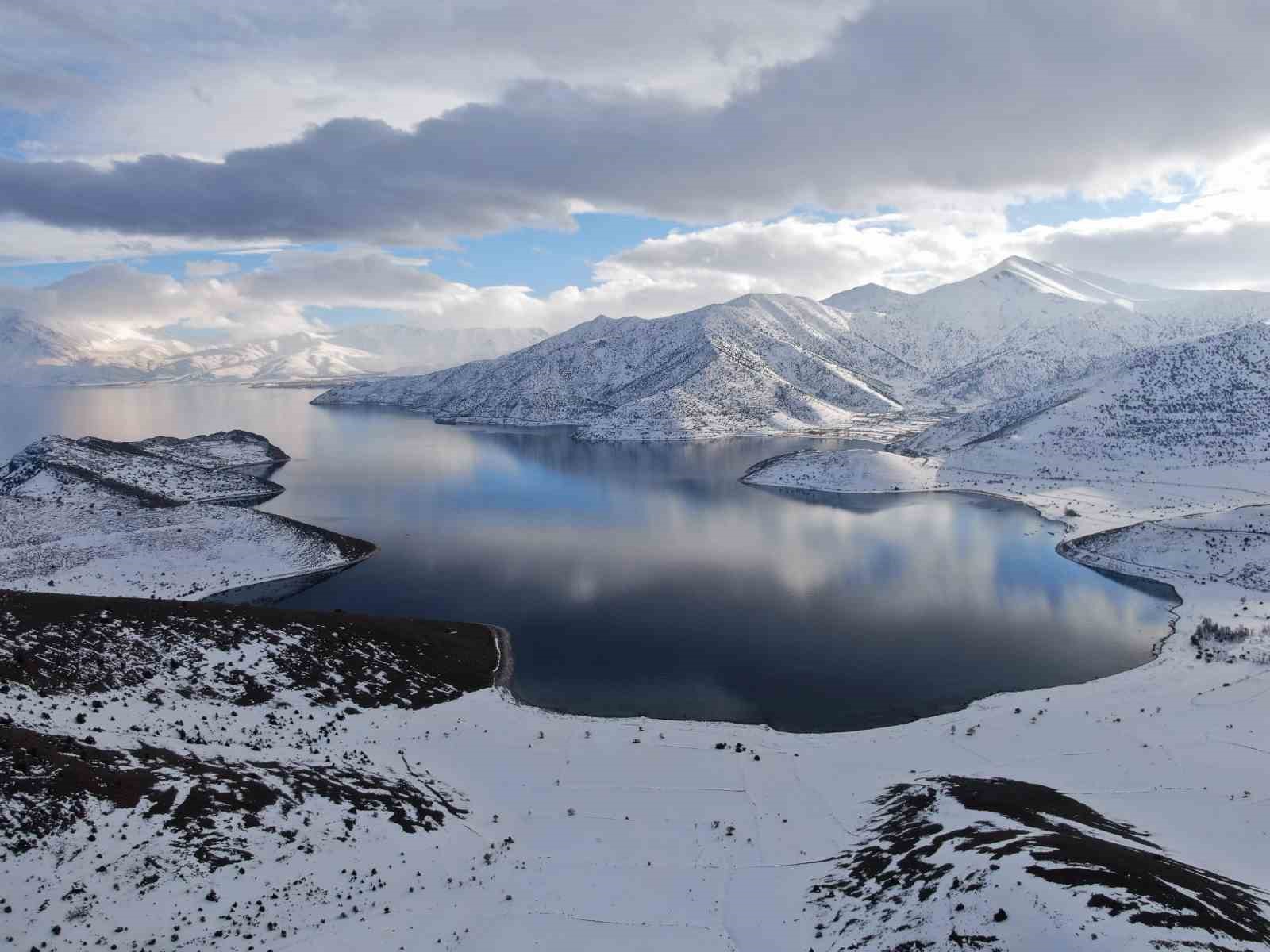 van golunun masmavi sulari karla bulustu 0 ZRREDqMk