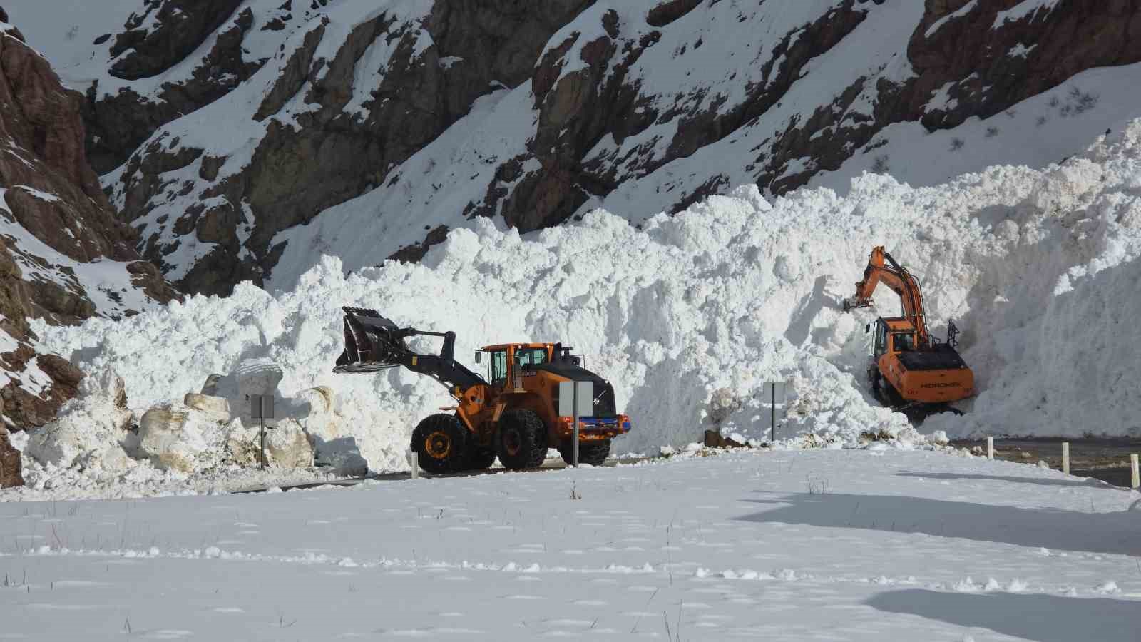van hakkari kara yolunda cig sonrasi calismalar suruyor 0 MMznVmXu