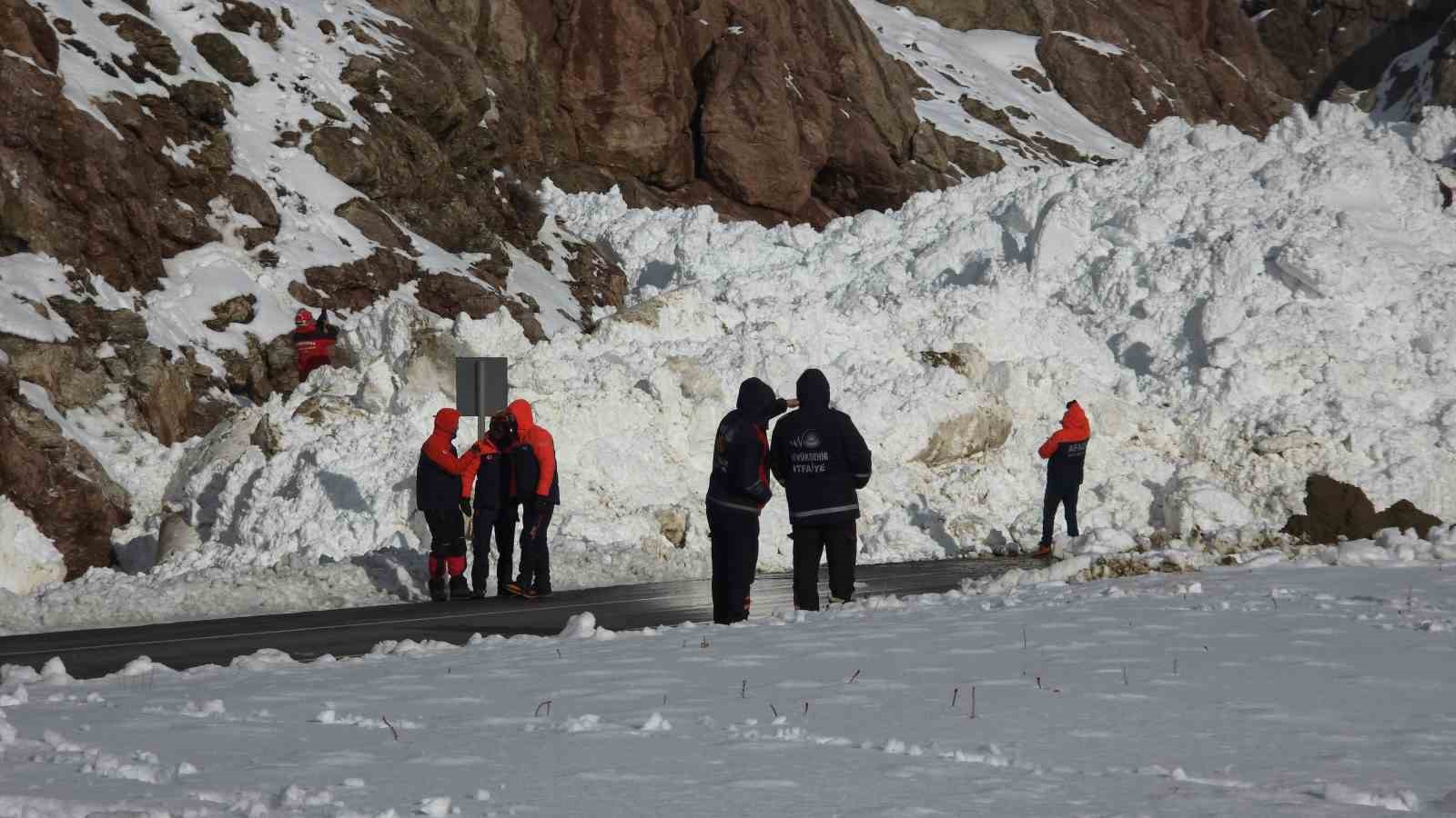 van hakkari kara yolunda cig sonrasi calismalar suruyor 1 isjKtr4E