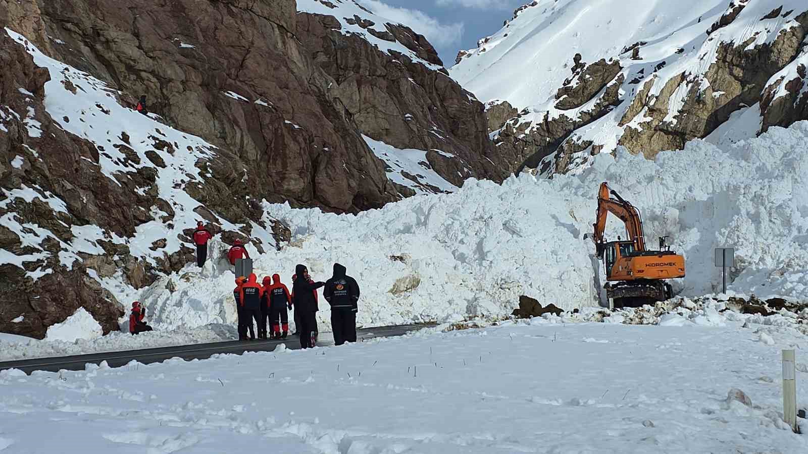 van hakkari kara yolunda cig sonrasi calismalar suruyor 10 hRXQgwcq