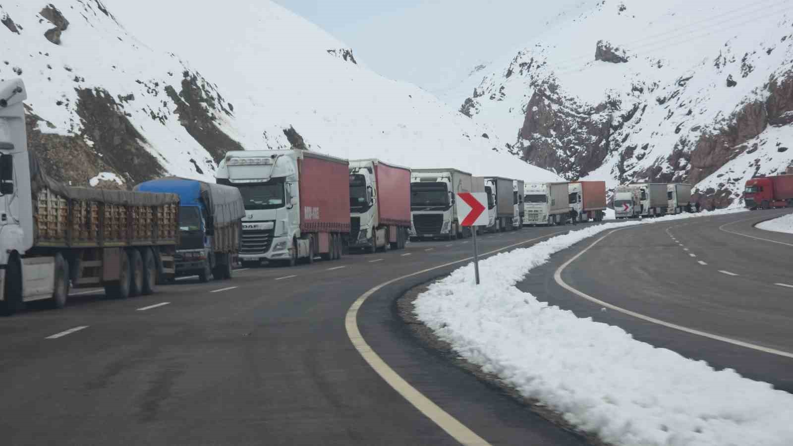 van hakkari kara yolunda cig sonrasi calismalar suruyor 11 9Tgw249v