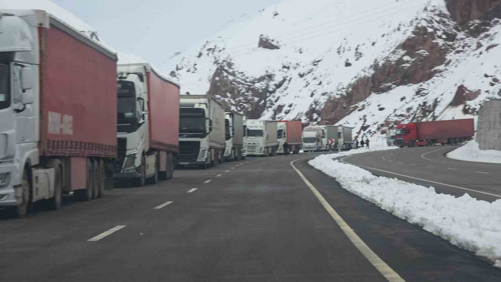 van hakkari kara yolunda cig sonrasi calismalar suruyor 12 Payjbl5U
