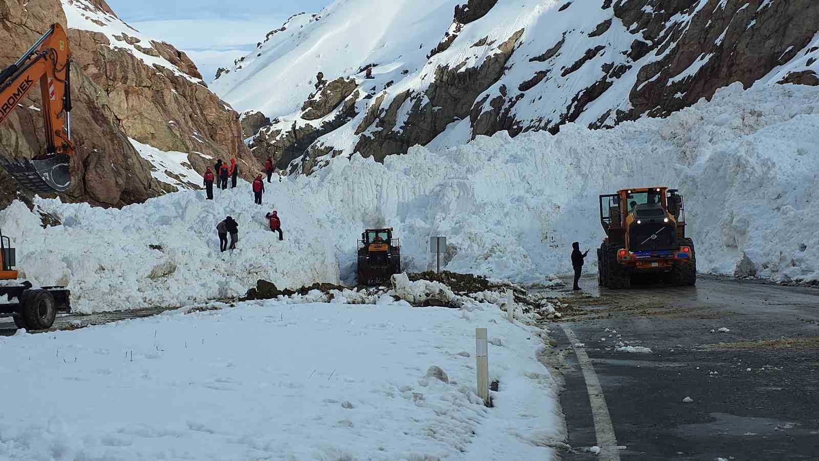 van hakkari kara yolunda cig sonrasi calismalar suruyor 13 MKKK7zcu