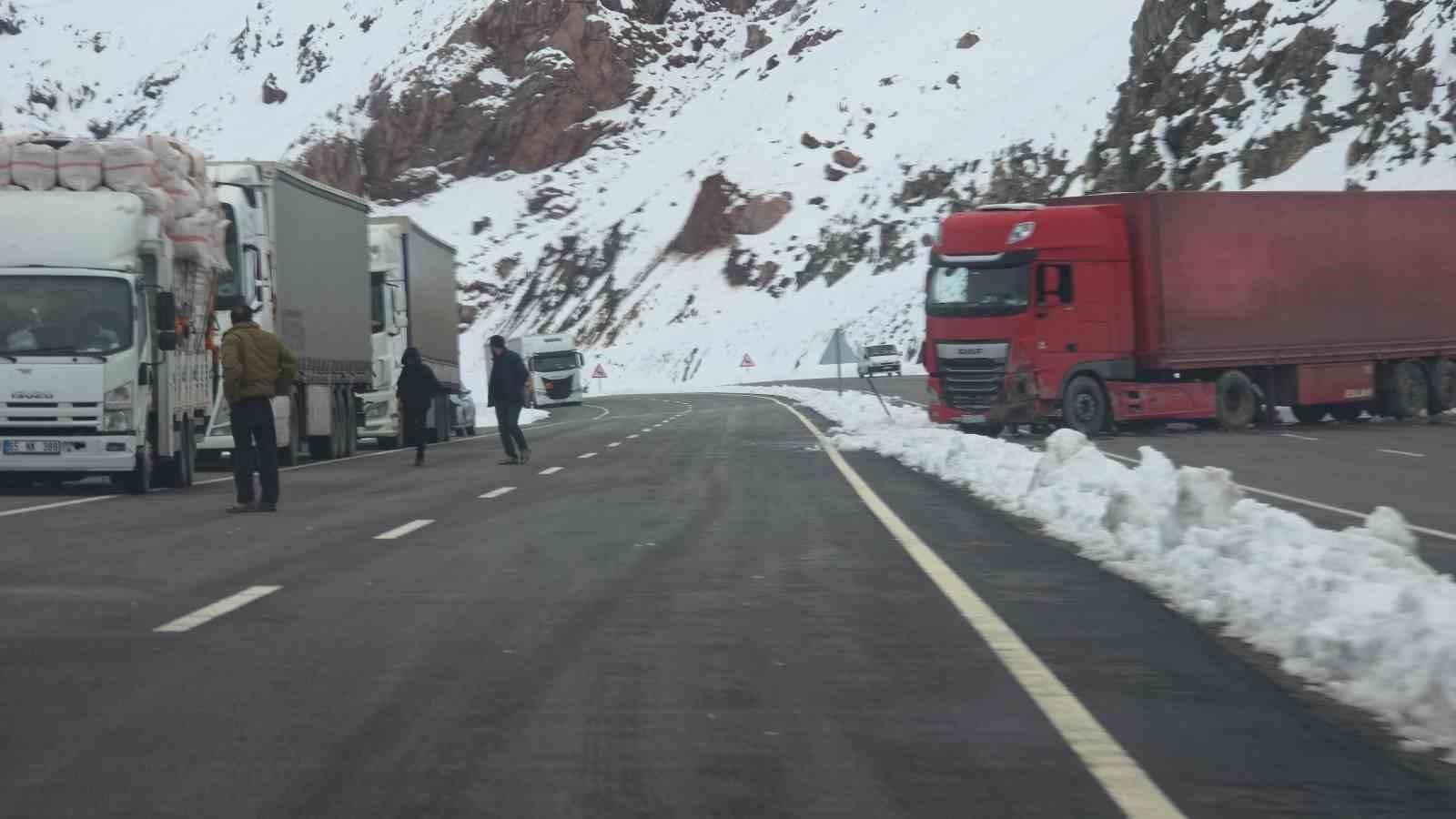 van hakkari kara yolunda cig sonrasi calismalar suruyor 14 N8LLeHqv