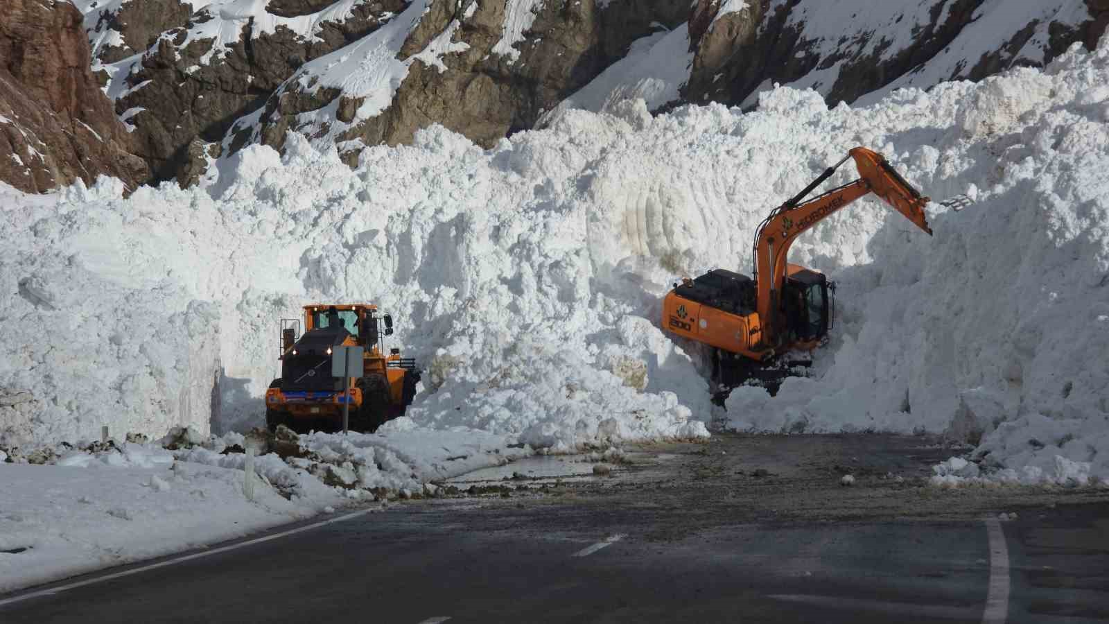 van hakkari kara yolunda cig sonrasi calismalar suruyor 2 dKDizWCA