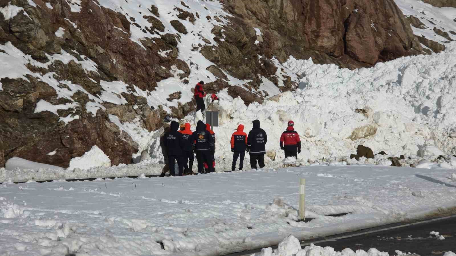 van hakkari kara yolunda cig sonrasi calismalar suruyor 3 i6PSYLXY