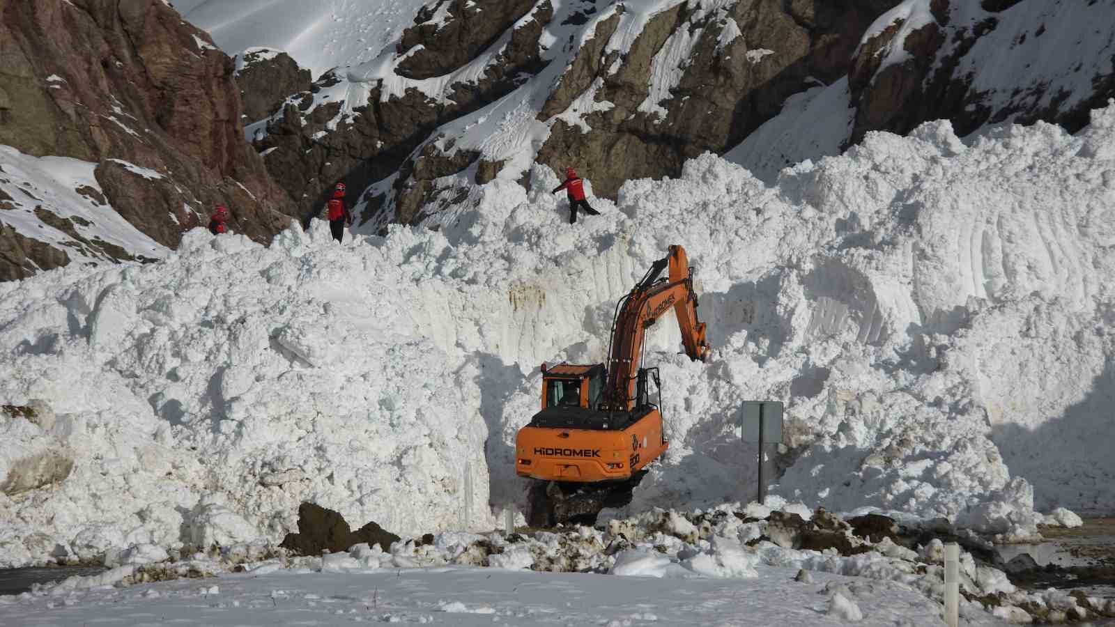 van hakkari kara yolunda cig sonrasi calismalar suruyor 4 qg18C1jl